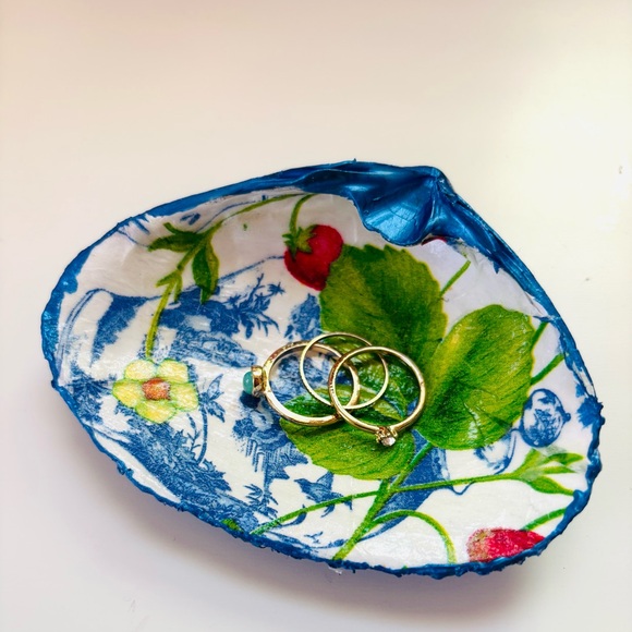 Handcrafted Clam Shell Ring Dish With Strawberry Vase Decoupage Design - Picture 2 of 4